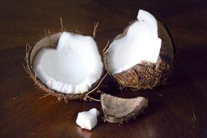 2 Easy Ways To Remove Coconut Flesh From Its Shell (2)