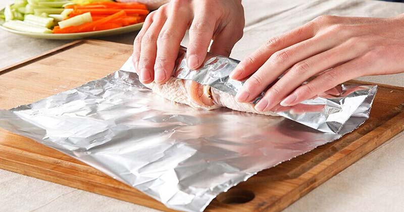 wrapping-food-in-aluminium-foil