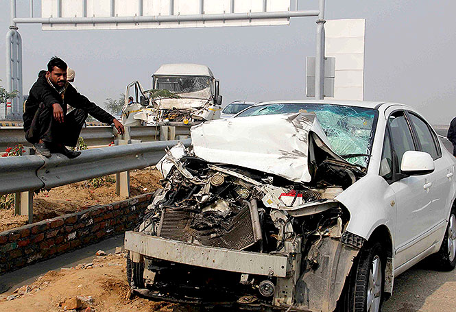 Yamuna Expressway Turns Out to be Deathtrap Killing 2 People and Injuring 20 People after Colliding 29 Vehicles