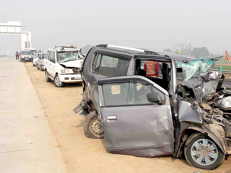 Yamuna Expressway Turns Out to be Deathtrap Killing 2 People and Injuring 20 People after Colliding 29 Vehicles