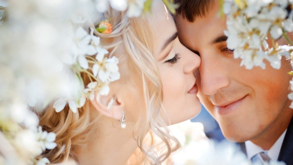 Lovely Romantic Kiss Day Images Wallpapers Pictures