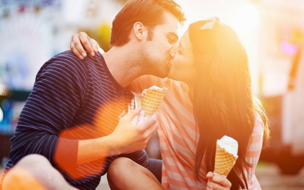 Romantic Hot Kiss Day Graphics Images Pics Pictures with Quotes Free Download