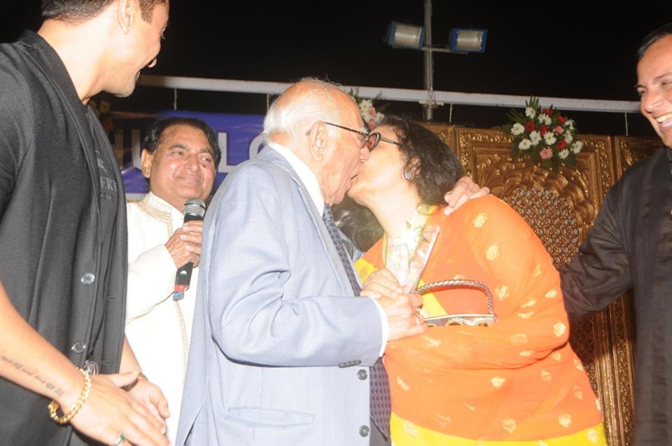Ram Jethmalani Caught Kissing