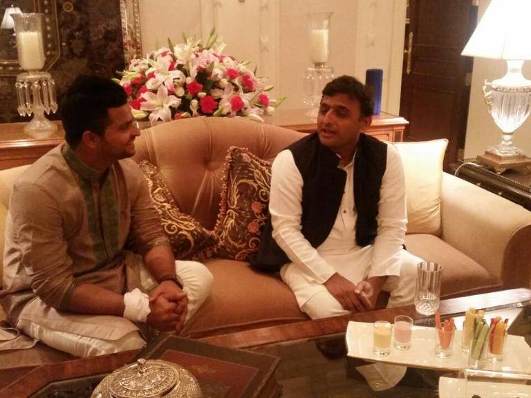 Suresh Raina and Jyotiradtya Scindia with Akhilesh Yadav chit chat at his wedding venue of Delhi