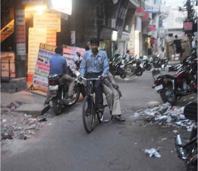 vyapam mppeb Ashish Chaturvedi rides cycle with 24/7 two cops security