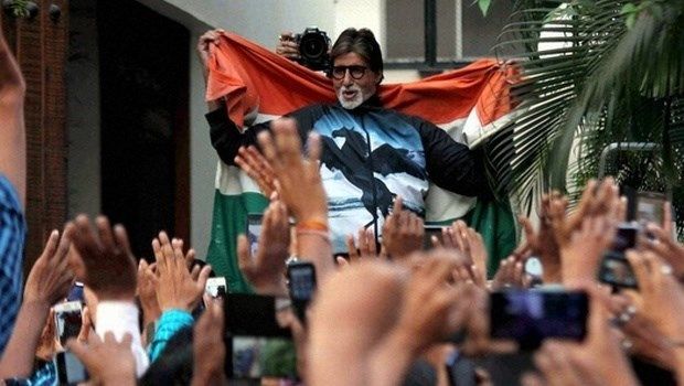 Amitabh-Abhishek-bachchan-insulting-tricolour-national-flag-case-against
