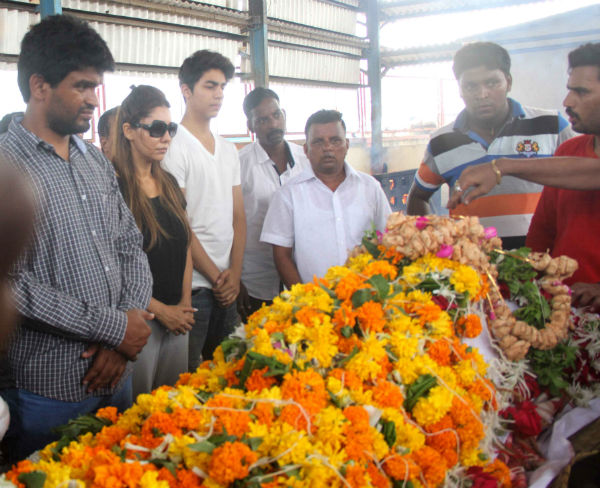 Gauri khan and son aryan khan at spot boy's funeral
