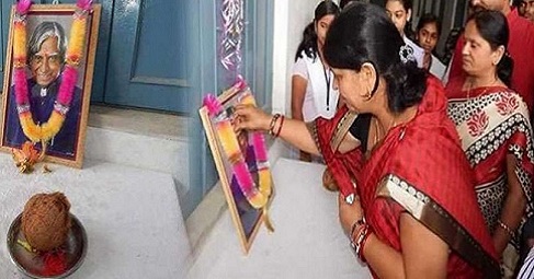 Jharkhand Education Minister Pays Floral Tribute to Abdul Kalam’s Photo