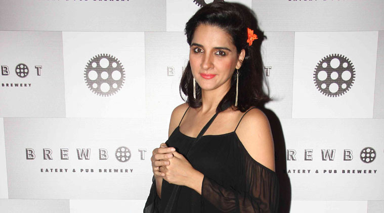 shruti-seth abused on twitter for #SelfieWithDaughter