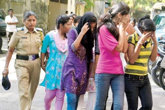 mumbai_cops_arrests 40 couple