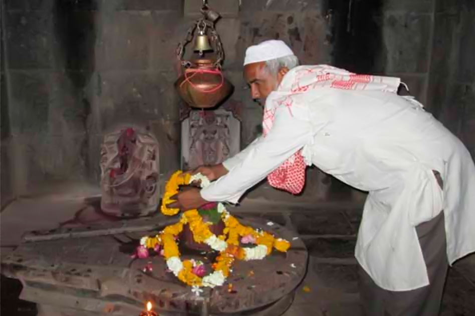 Zahir decorating shiva lingam