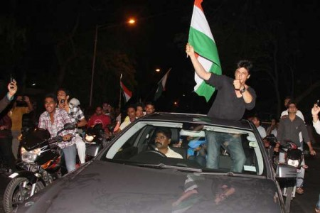 Shahrukh-Khan-dishonours-Flag