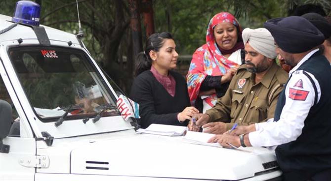 cop issuing her wife fine for not wearing helmet