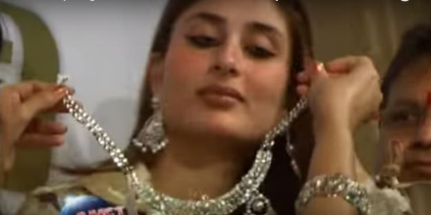 kareena fan gifted necklace