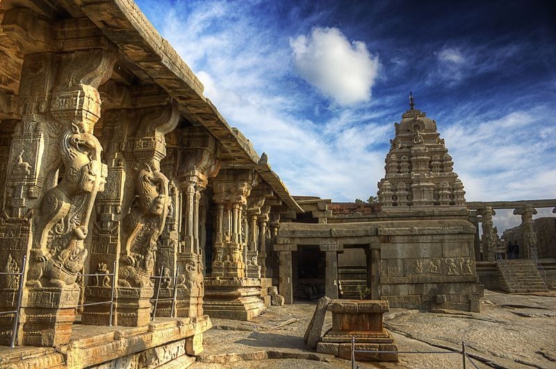 lepakshi-temple-hanging-pillar-architecture 