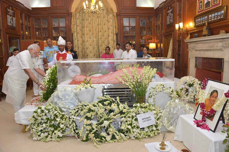 last respects to Smt. Suvra Mukherjee at Rashtrapati Bhavan today (August 18, 2015).
