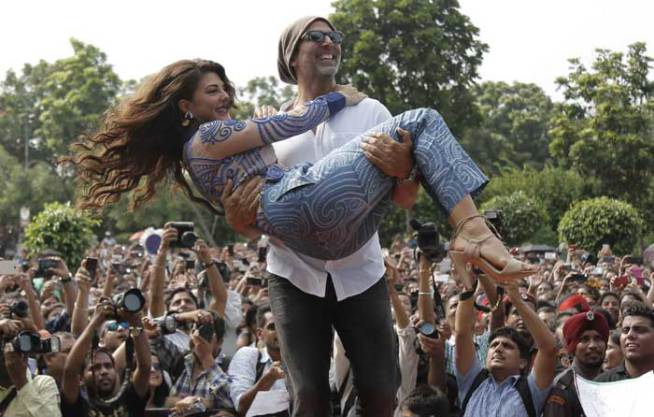 Akshay Kumar lifts Jacqueline during the promotions of their upcoming movie 'Brothers'