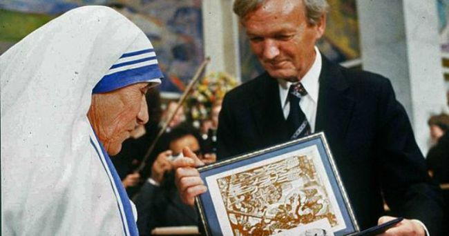 Mother Teresa’s humanitarian work was noticed at a global level when she won the Nobel Prize for Peace in 1979.