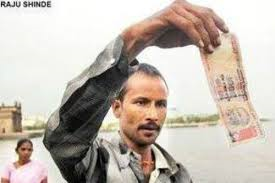 People Found Rs 1000 Notes In Gateway Of India Waters