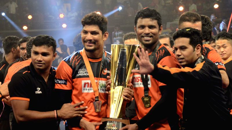 u-mumba-players-and-officials-with-the-pro