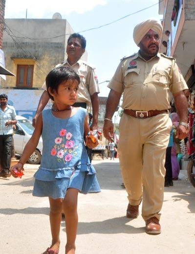 Mehrauli Has A Real-Life ‘Bajrangi Bhaijaan’ And He Is A Cop