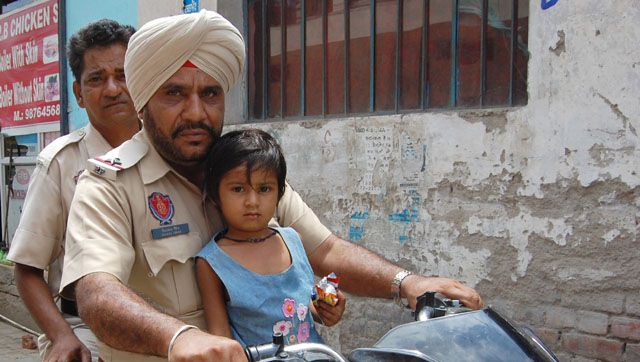 Cops do a Bajrangi Bhaijaan, reunite girl with kin