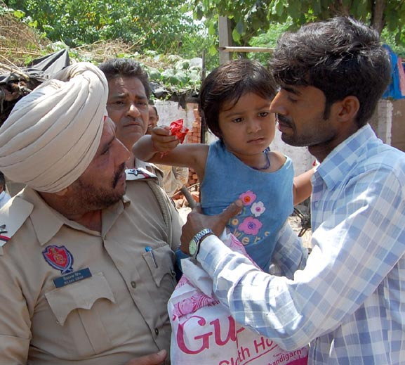 Meet the real-life Bajrangi Bhaijan; Cop reunites 4-year old with parents