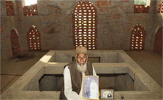 retired postmaster builds Taj Mahal for his late wife