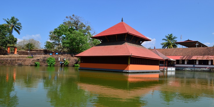 Babiya, A Vegetarian Crocodile Guards Temple in Kerala !!! 