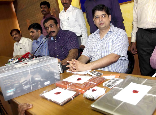 mumbai police commissioner seized the laptop of sanjeev khanna and bank statements 