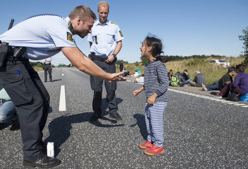 syrian girl playing with danish police