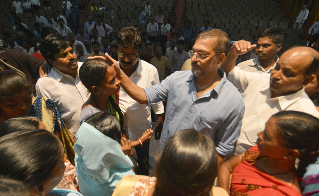 nana patekar helps the families of farmers who committed suicid