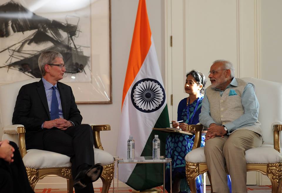 tim cook and pm narendra modi meets in silicon valley