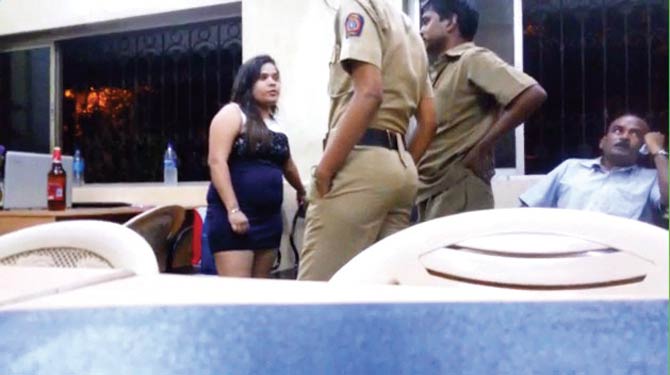drunk woman Sunita-Yadav creating rukus in mumbai andheri police station