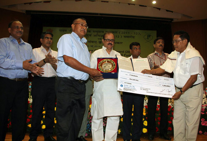 Devakanta receiving award