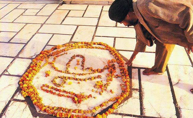 baba-deep-singh-ji-head fallen in Golden Temple