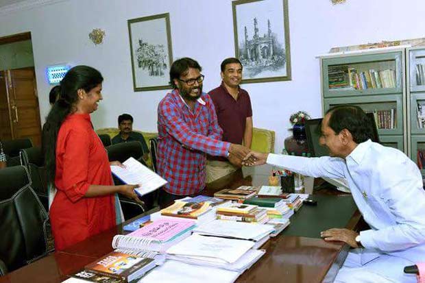 KCR's Special Gesture For Rudramadevi