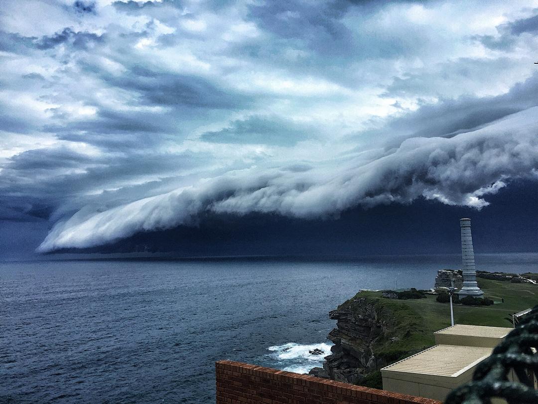 massive-cloud-tsunami-sydney-australia