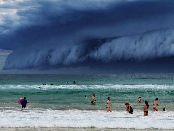 Breathtaking “Cloud Tsunami” Rolls Over Sydney 
