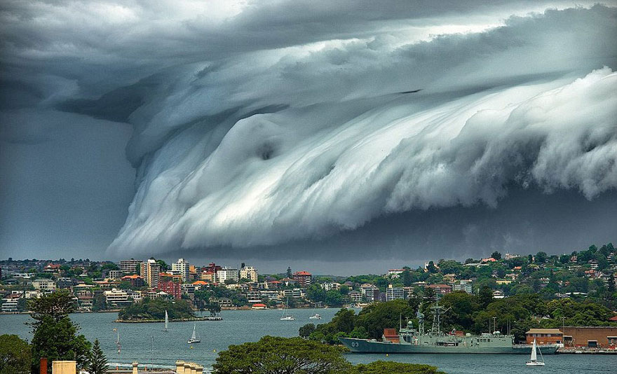 Pics of “Cloud Tsunami” in Sydney 