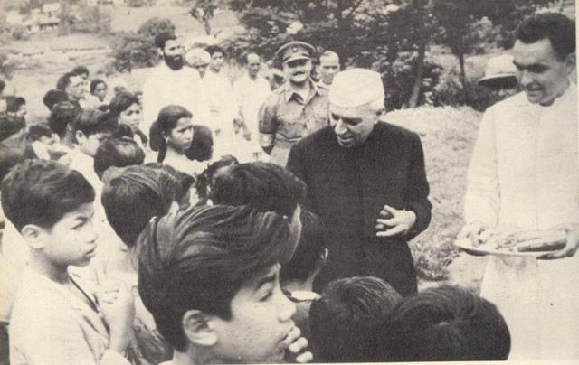 pt jawahrlal nehru sharing his love with childrens