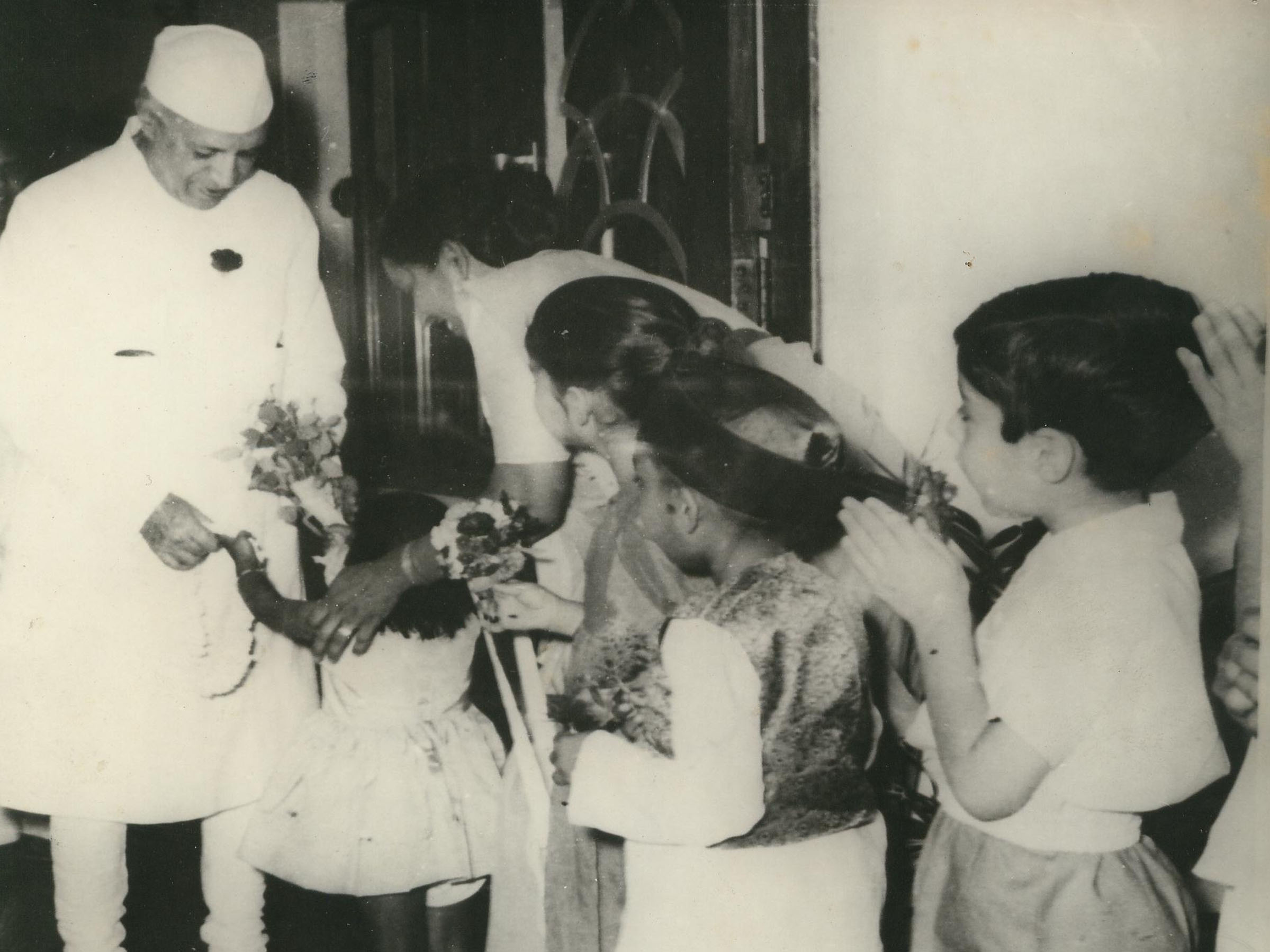 Jawaharlal_Nehru_with_school_children_at_Durgapur