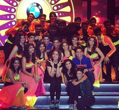 Sonakshi with Dance group in Masala Awards 2015