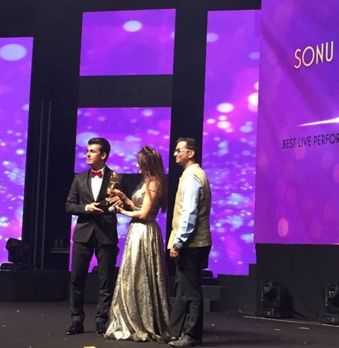 Sonu Nigam receiving Masala Award 2015