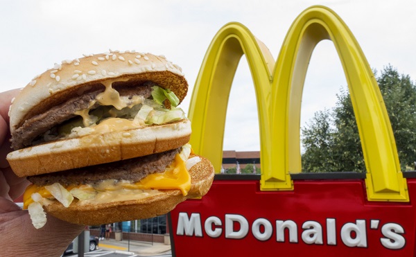 McDonald’s Worker Luring A Homeless Man With Sandwich And Then Throwing Water At Him