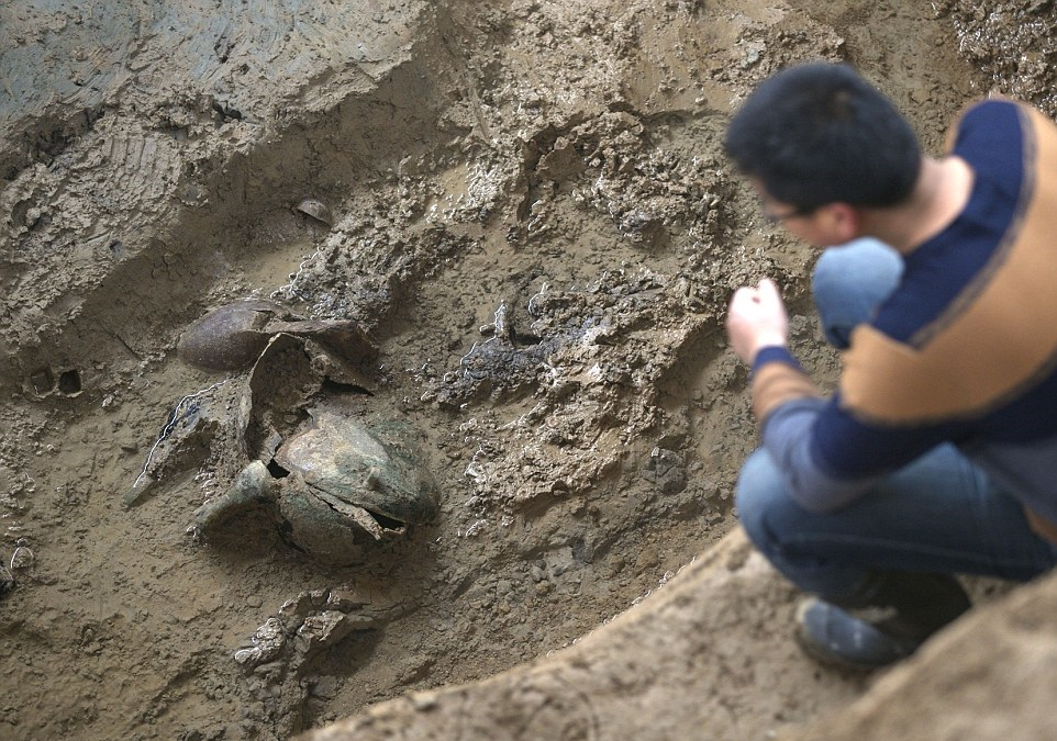 2500 year old Tombs Unearthed in China