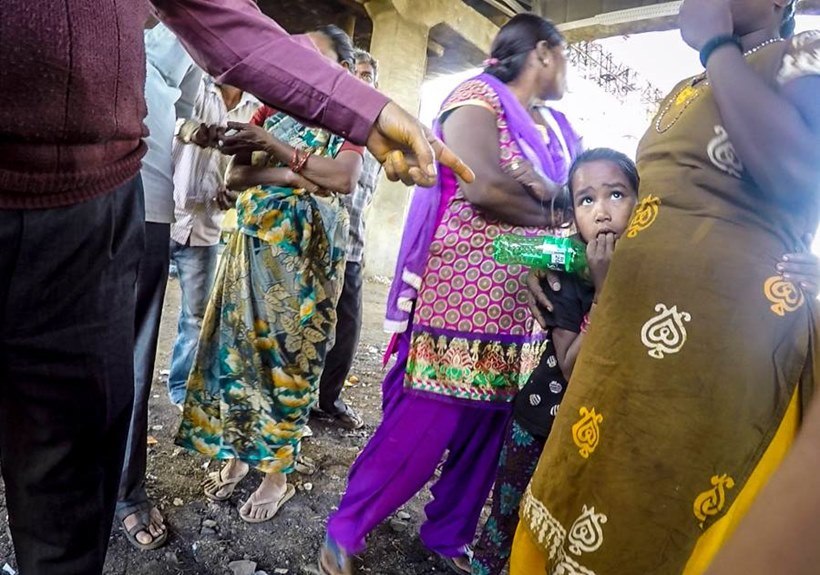 Aussie Couple Came To India In Search Of The 'Girl With A Pink Bracelet (13)