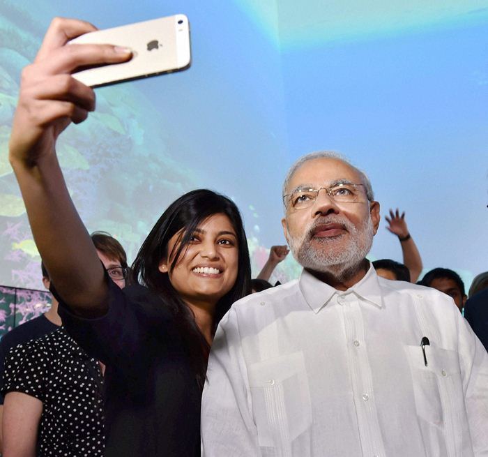 Narendra-Modi-taking-selfie
