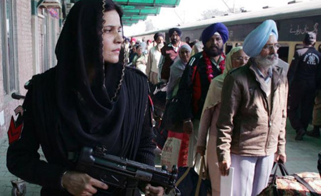 Female Pakistani Commando Stood Guard As Indian Sikhs Visited Pakistan (2)