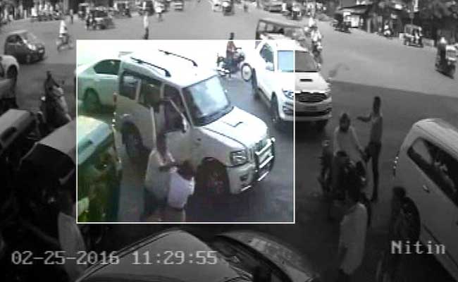 [Video] Ex-Shiv Sena Worker Thrashes Woman Constable In Thane